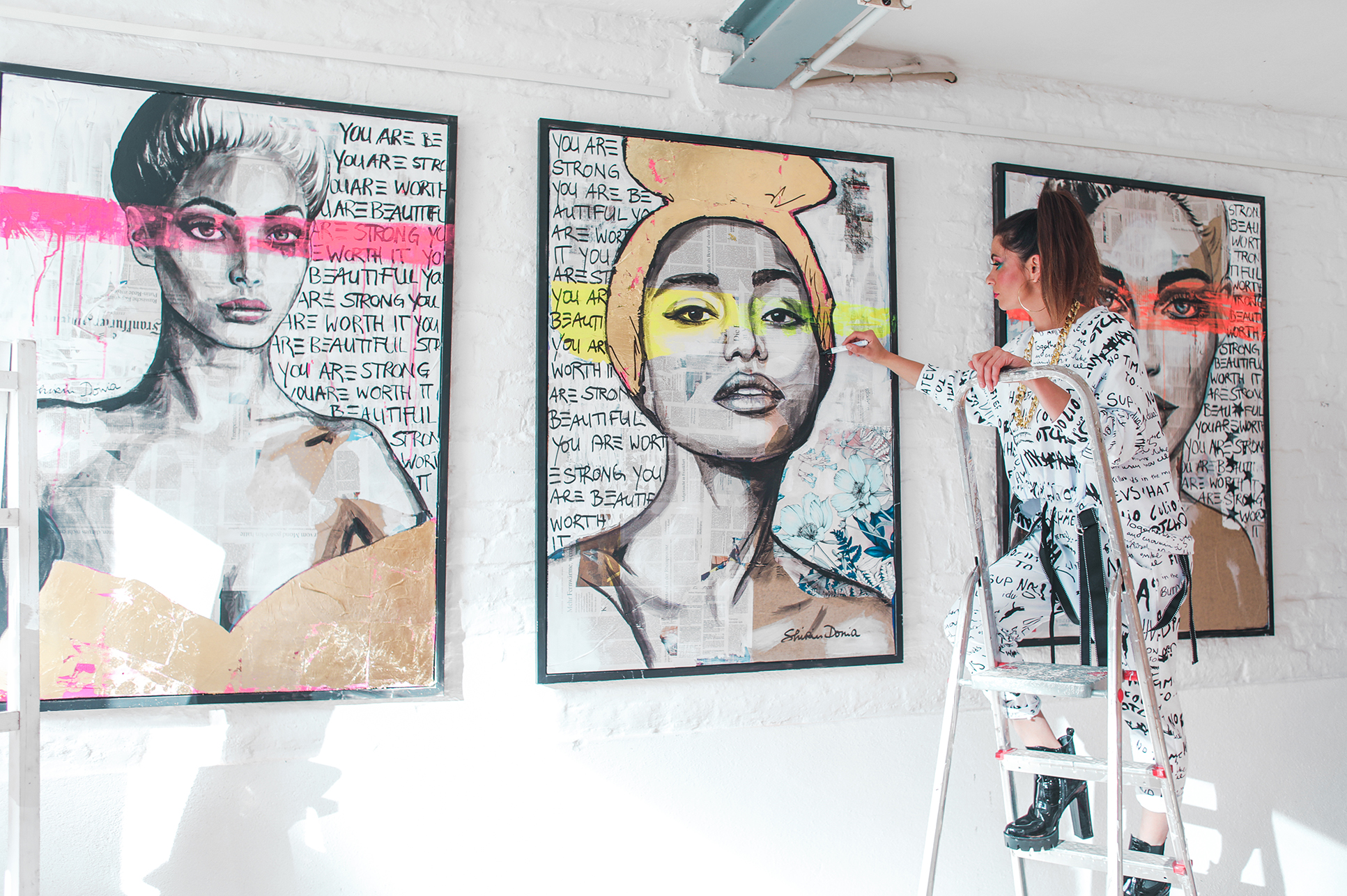 Künstlerin Shirin Donia beim Malen moderner Portraitgemälde in ihrem Atelier